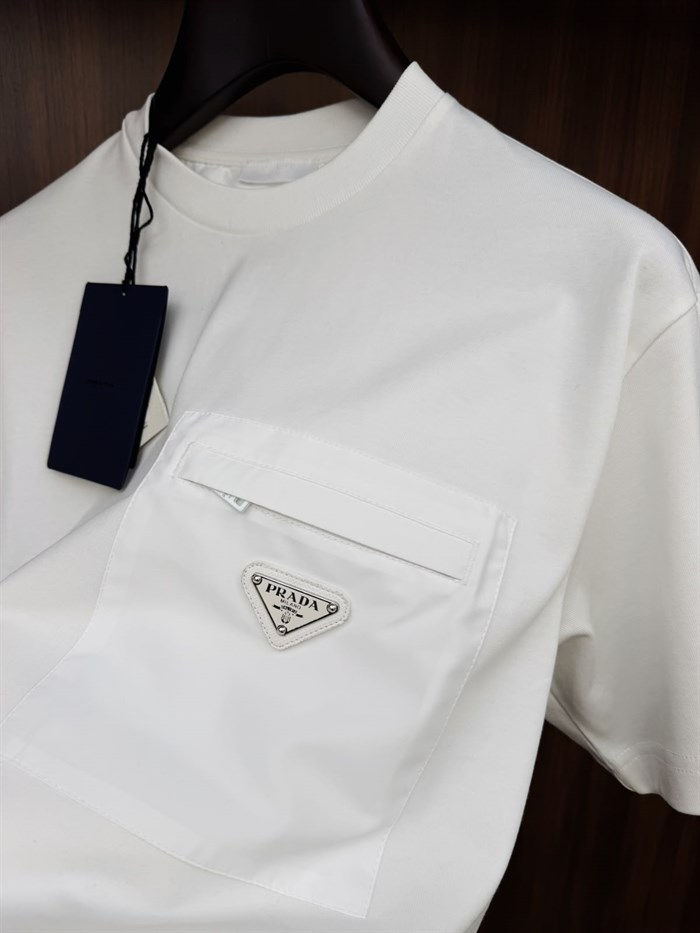 Paraşüt Kumaş Cep Detaytlı Metal Logolu T-Shirt