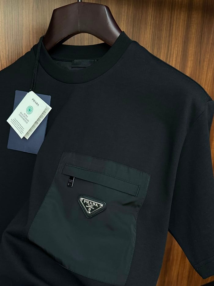 Paraşüt Kumaş Cep Detaytlı Metal Logolu T-Shirt