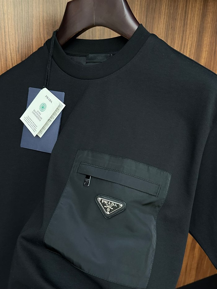 Paraşüt Kumaş Cep Detaytlı Metal Logolu T-Shirt