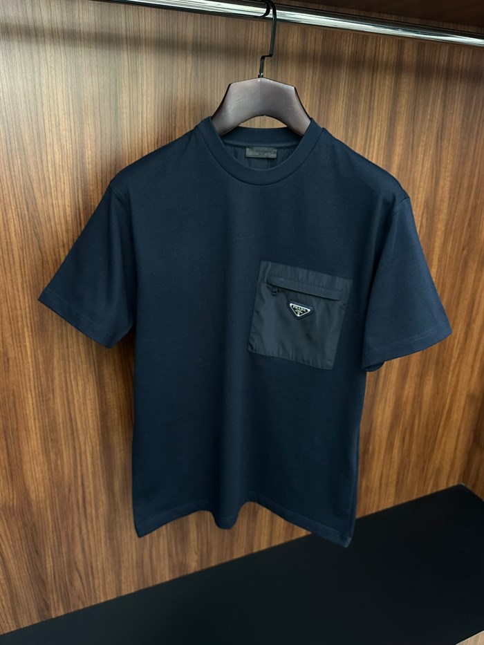 Paraşüt Kumaş Cep Detaytlı Metal Logolu T-Shirt