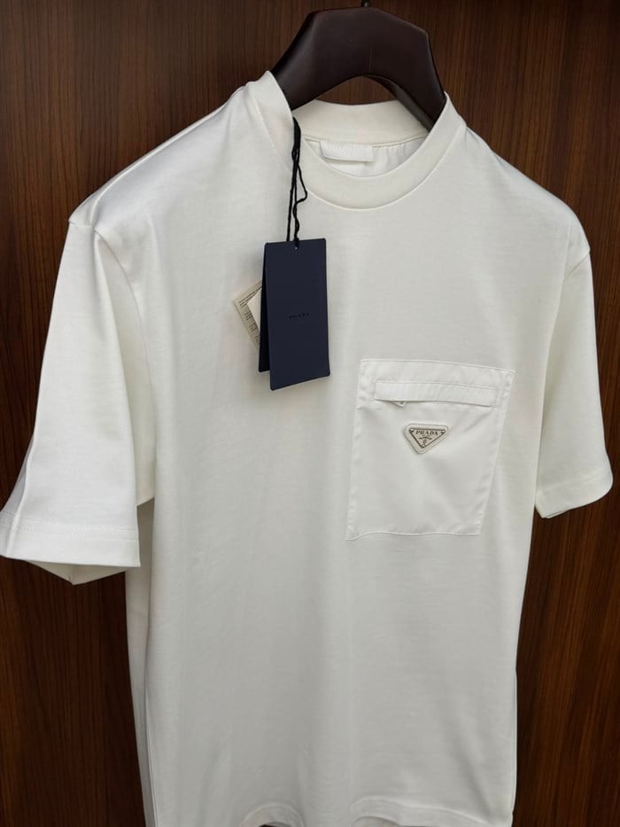 Paraşüt Kumaş Cep Detaytlı Metal Logolu T-Shirt