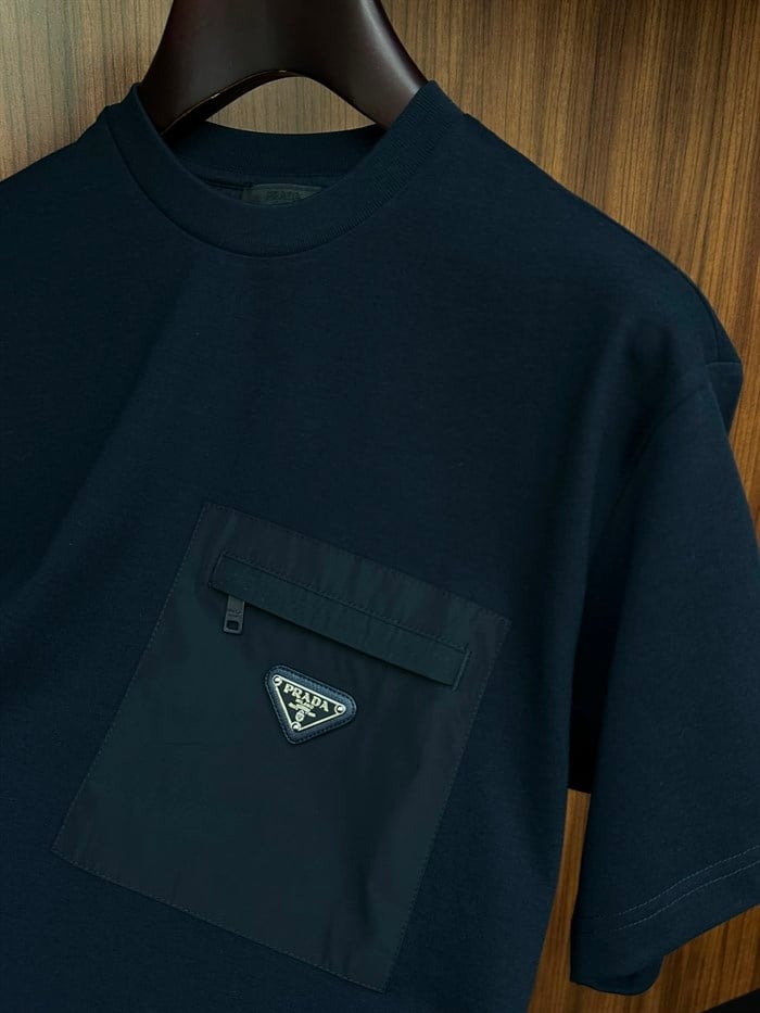 Paraşüt Kumaş Cep Detaytlı Metal Logolu T-Shirt