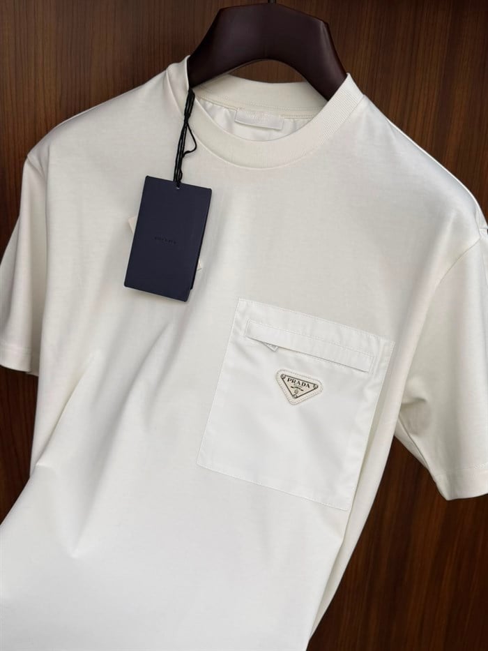 Paraşüt Kumaş Cep Detaytlı Metal Logolu T-Shirt