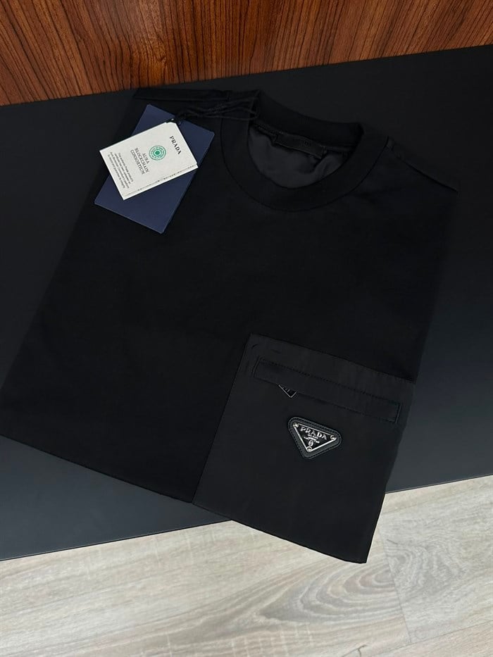 Paraşüt Kumaş Cep Detaytlı Metal Logolu T-Shirt