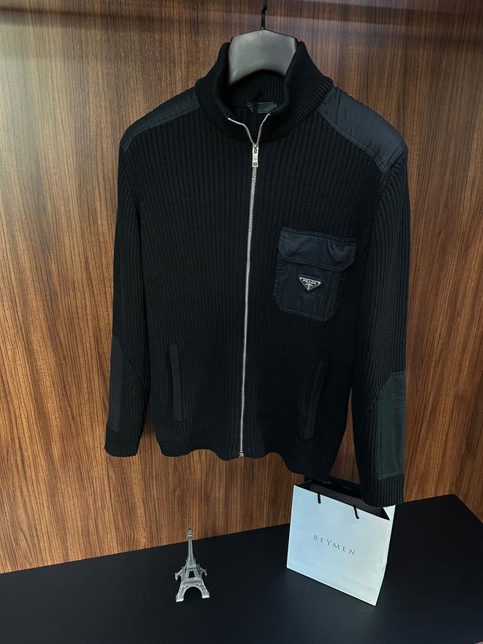 Metal Logolu Cepli Örme Hırka