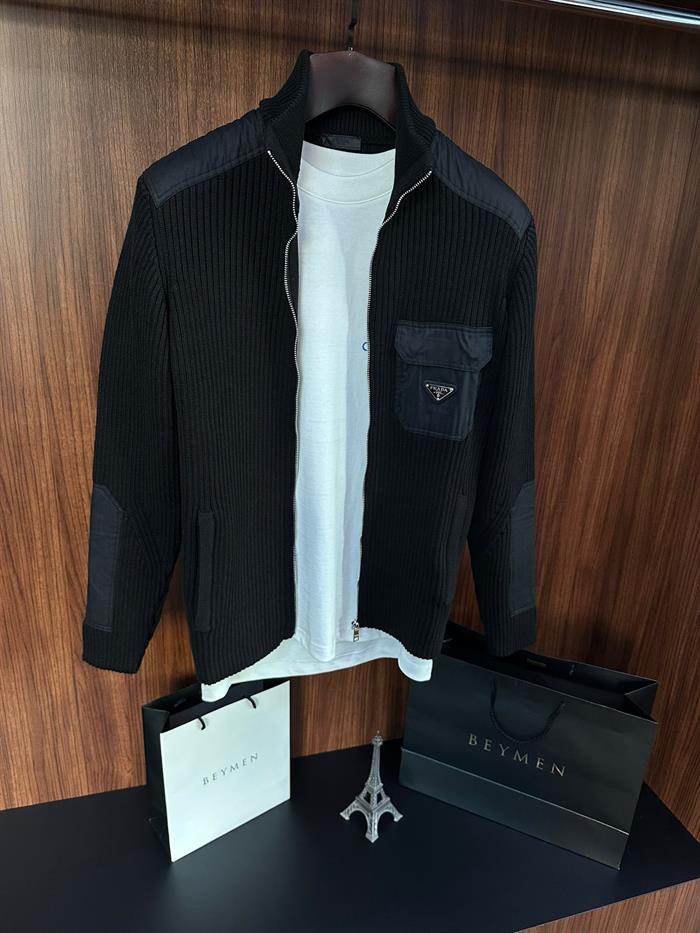 Metal Logolu Cepli Örme Hırka