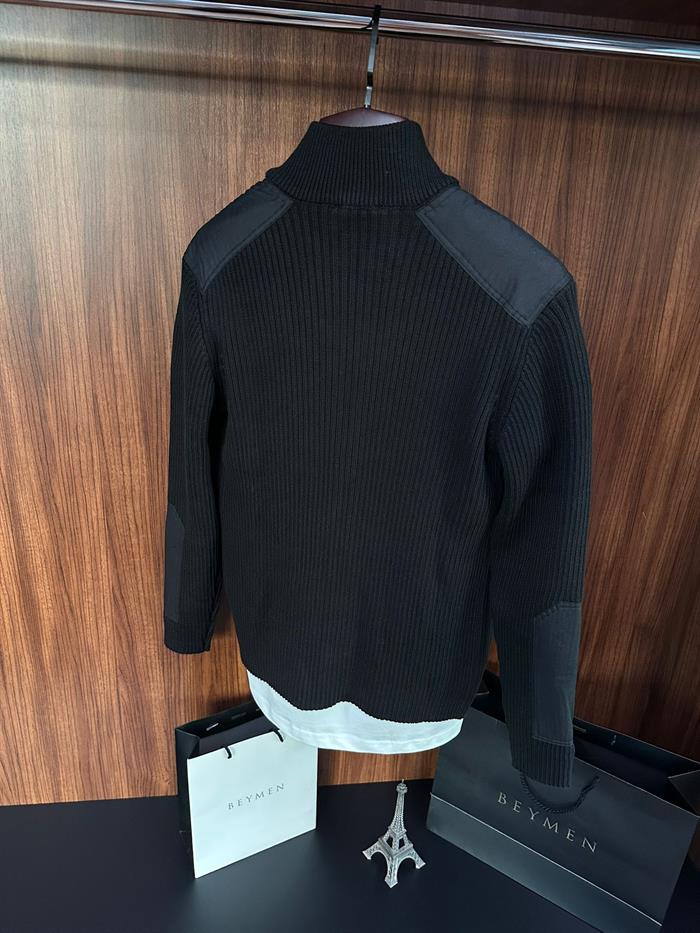 Metal Logolu Cepli Örme Hırka