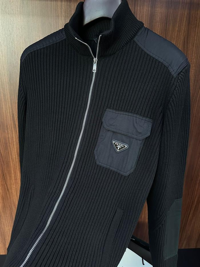 Metal Logolu Cepli Örme Hırka