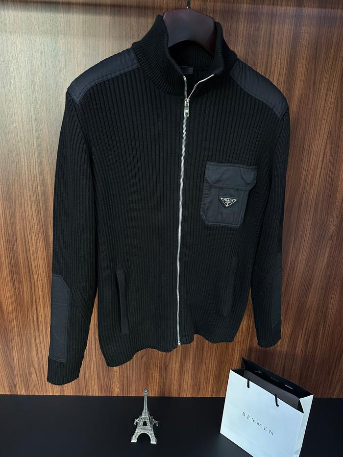 Metal Logolu Cepli Örme Hırka