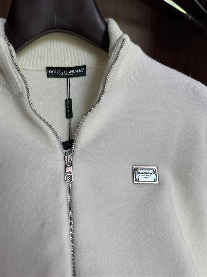 Metal Logolu Yün Hırka