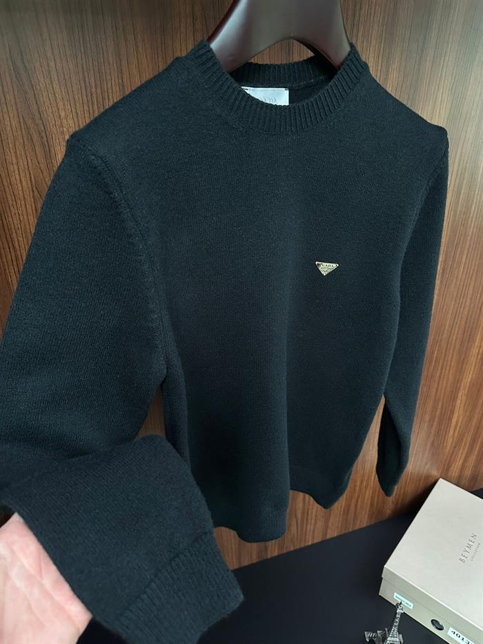 Metal Logo Detaylı Triko Kazak