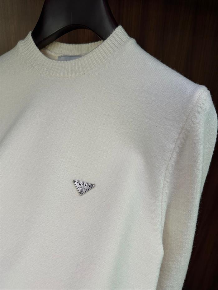 Metal Logo Detaylı Triko Kazak