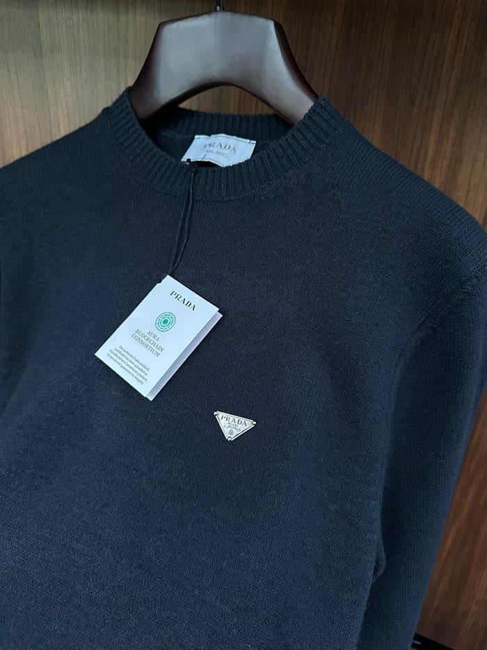 Metal Logo Detaylı Triko Kazak