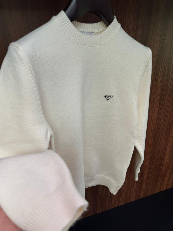 Metal Logo Detaylı Triko Kazak