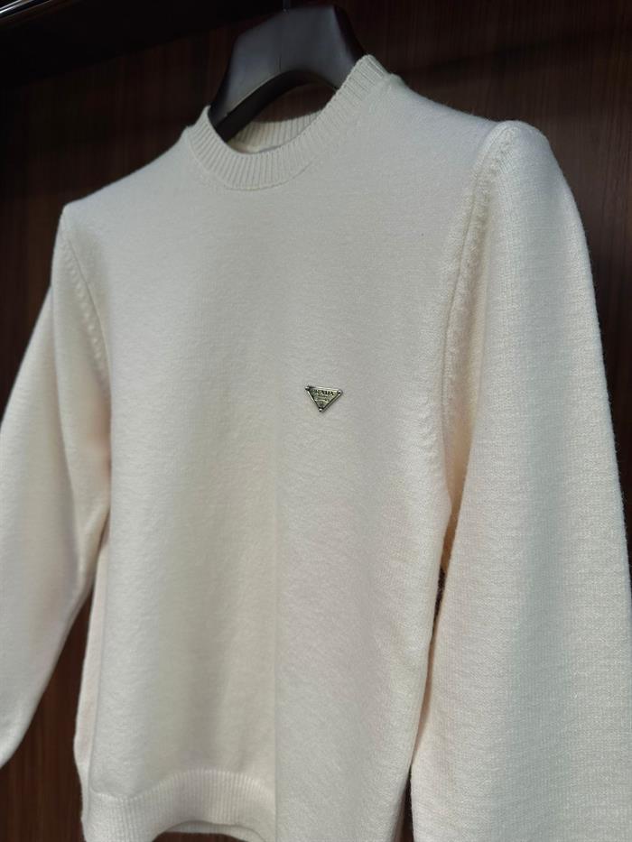 Metal Logo Detaylı Triko Kazak