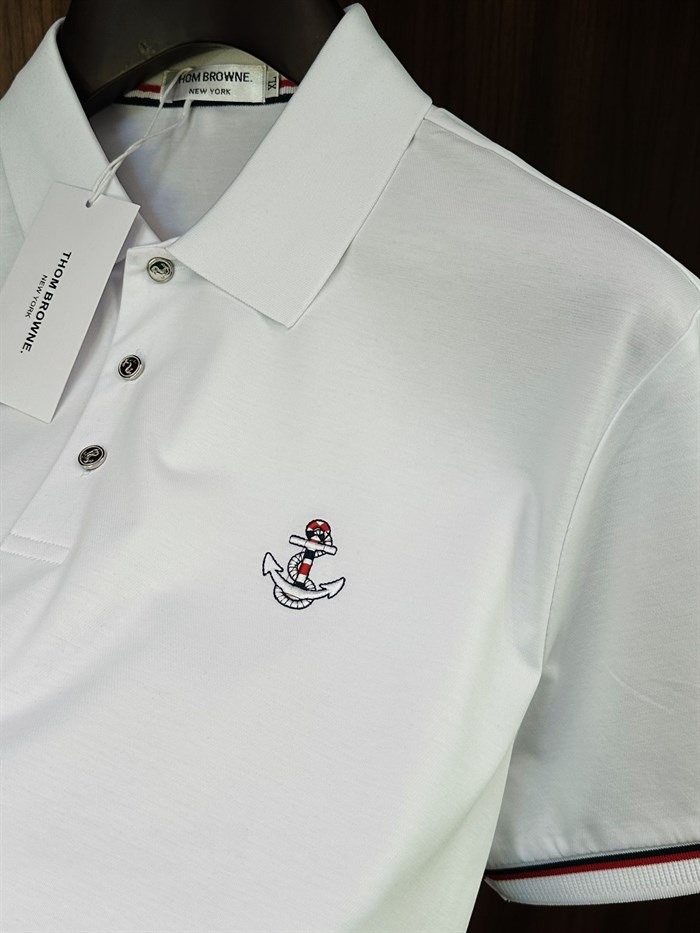 Göğüs Kabartma Nakış Logolu Yakalı T-Shirt