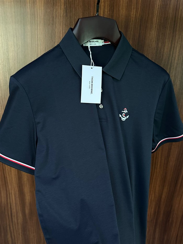 Göğüs Kabartma Nakış Logolu Yakalı T-Shirt