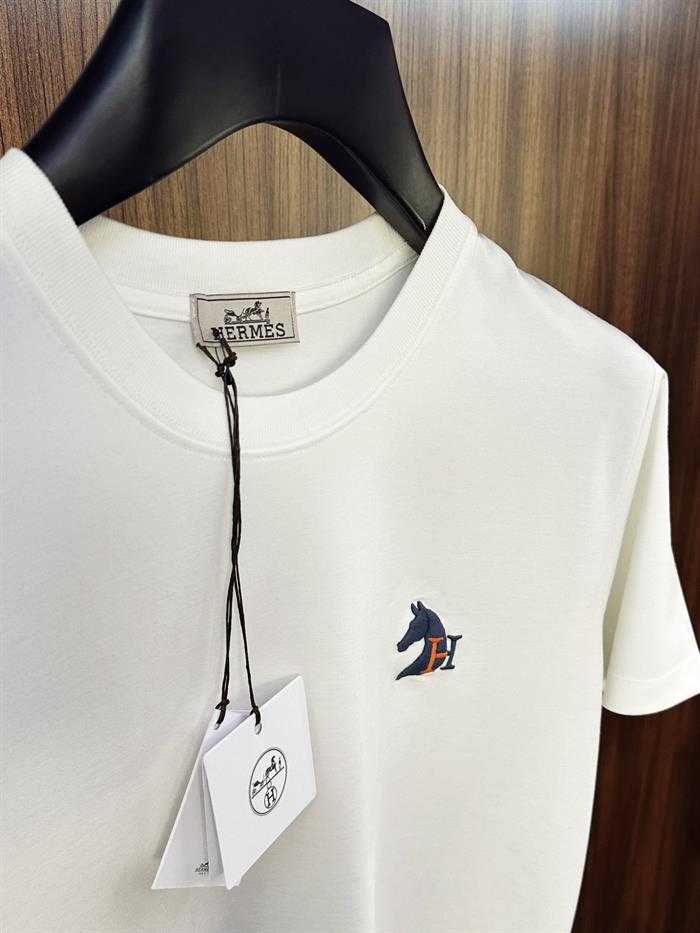 Göğüs Kabartma Nakış Logolu Modal Kumaş T-Shirt
