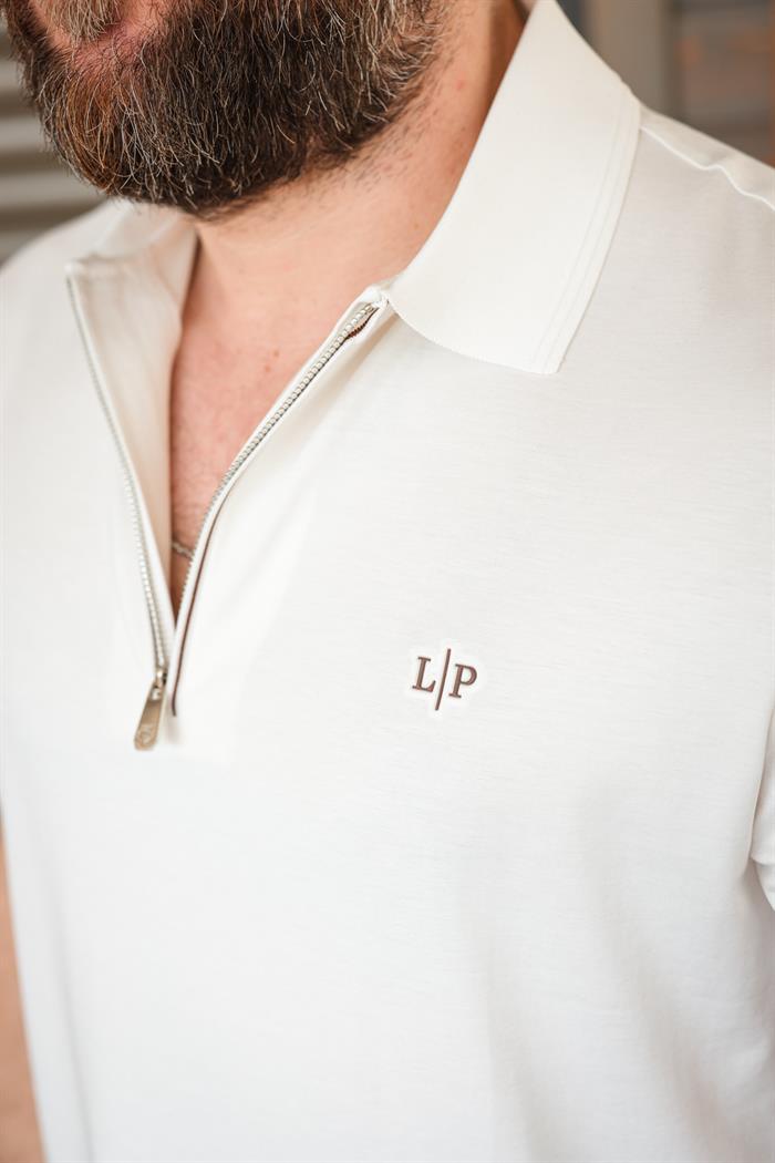 Göğüs Logolu Fermuarlı Yakalı T-Shirt