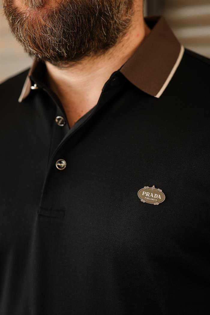 Göğüs Metal Logolu Yakalı T-Shirt