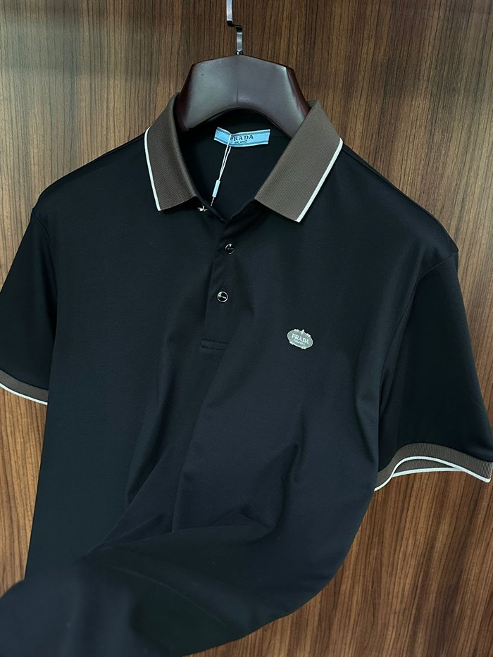 Göğüs Metal Logolu Yakalı T-Shirt