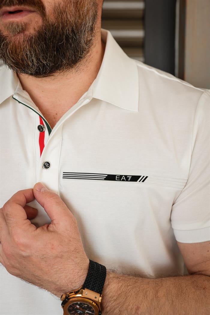 Göğüs Şerit Logo Detaylı Yakalı T-Shirt