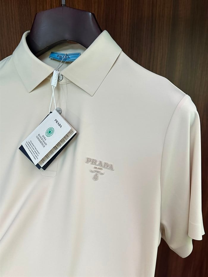 Kabartma Logolu İtalyan Yaka T-Shirt