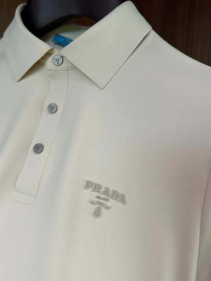 Kabartma Logolu İtalyan Yaka T-Shirt