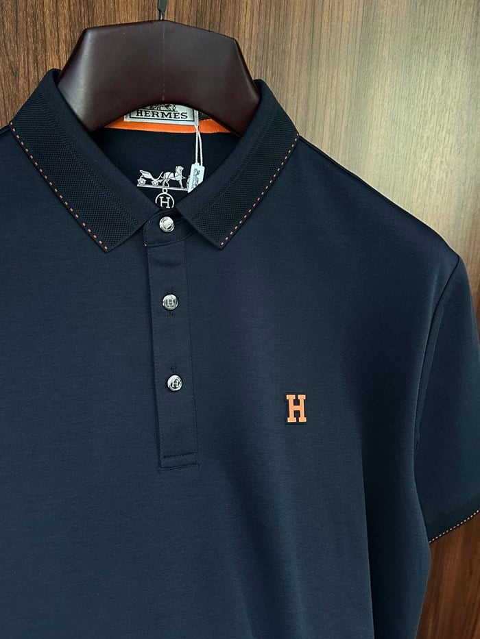 Kabartma Silikon Logolu Yakalı T-Shirt