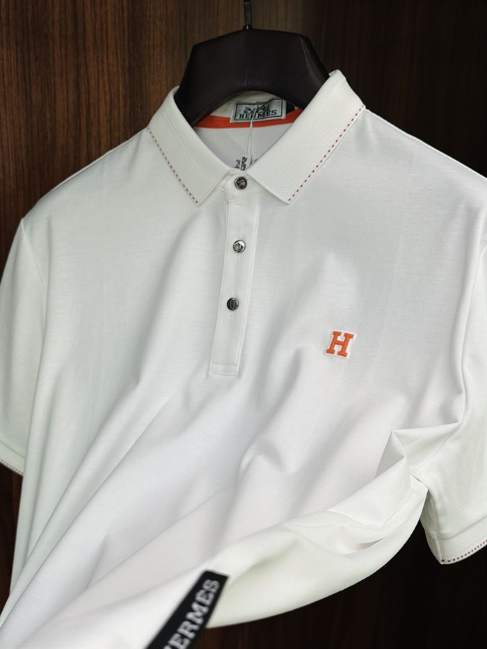 Kabartma Silikon Logolu Yakalı T-Shirt