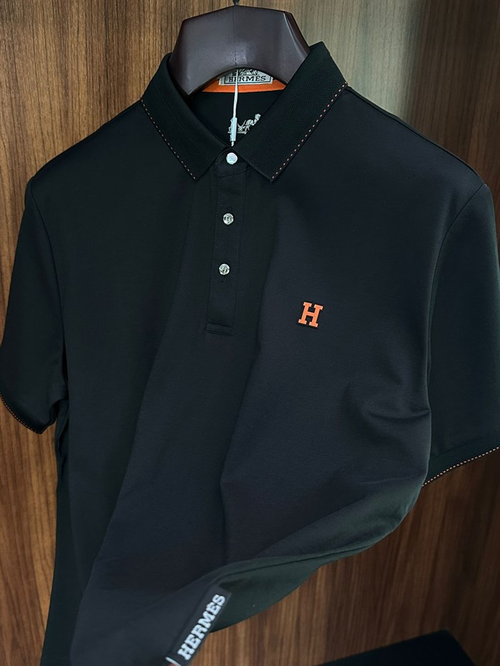 Kabartma Silikon Logolu Yakalı T-Shirt