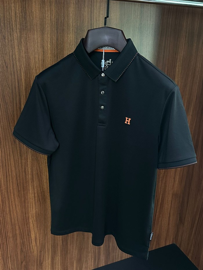 Kabartma Silikon Logolu Yakalı T-Shirt