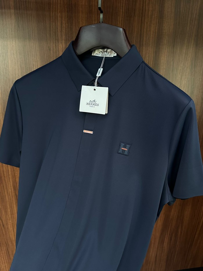 Silikon Kabartma Logolu Yakalı T-Shirt
