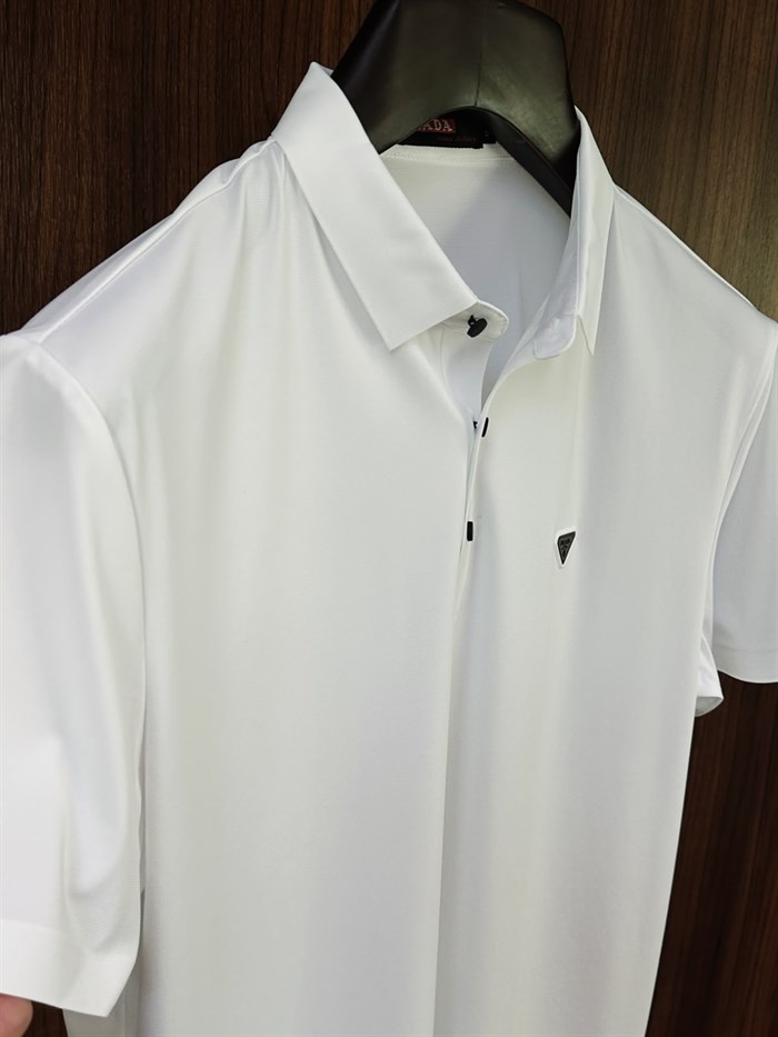 Slikon Gögüs Loglu Siyah Düğme Detaylı Modal Yakalı T-Shirt