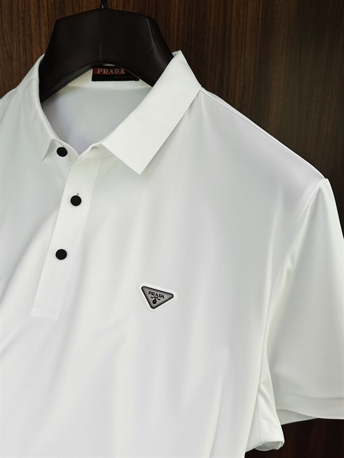 Slikon Gögüs Loglu Siyah Düğme Detaylı Modal Yakalı T-Shirt