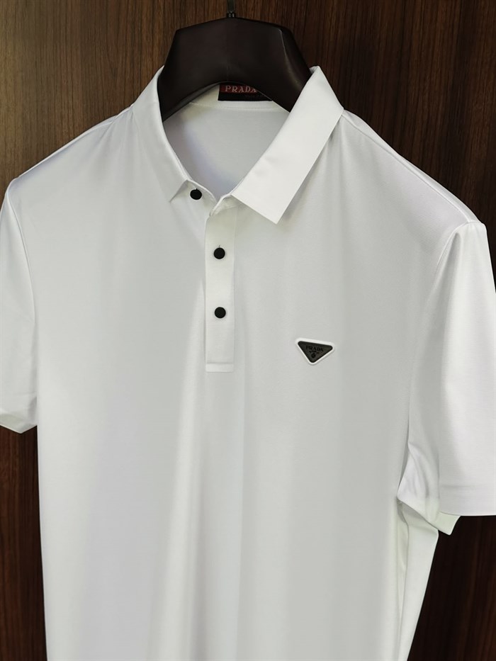 Slikon Gögüs Loglu Siyah Düğme Detaylı Modal Yakalı T-Shirt