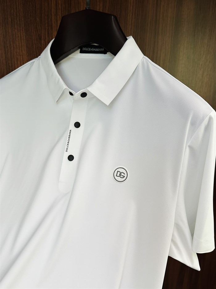 Slikon Gögüs Logolu Düğme Kapamalı Modal Yakalı T-Shirt