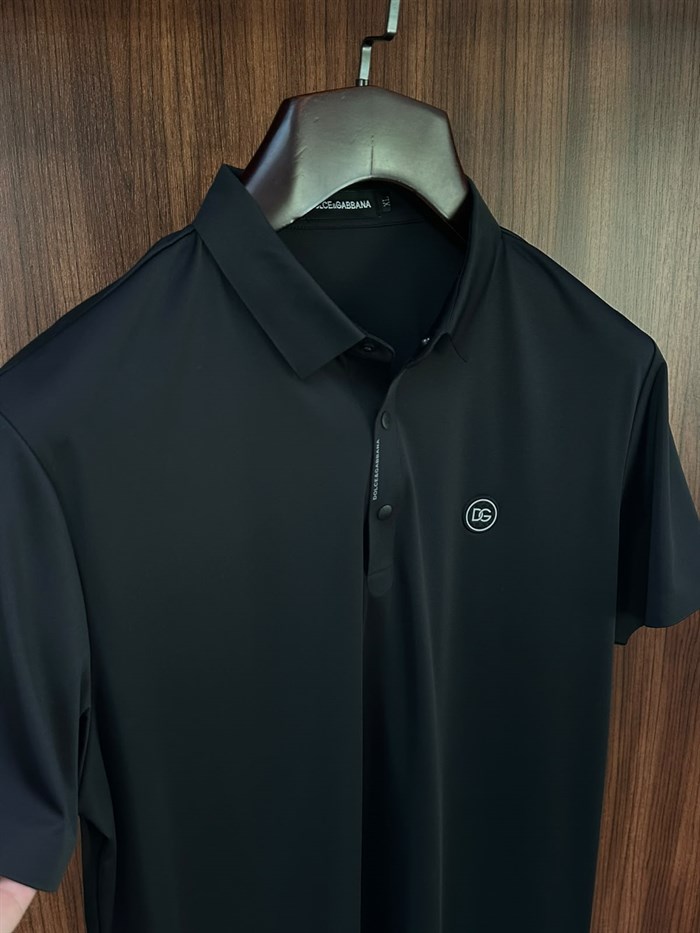 Slikon Gögüs Logolu Düğme Kapamalı Modal Yakalı T-Shirt