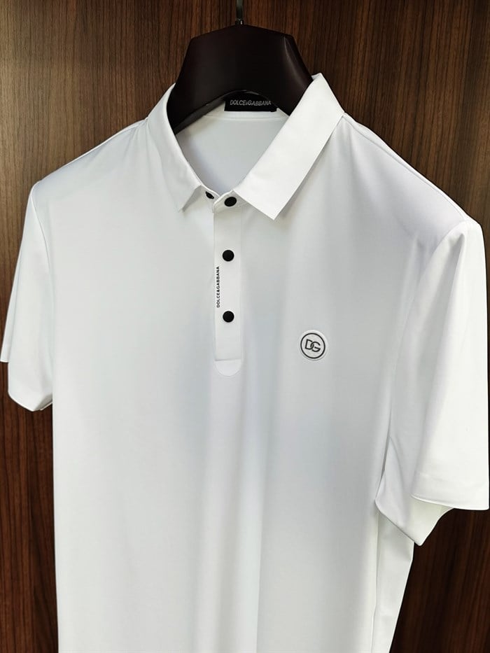 Slikon Gögüs Logolu Düğme Kapamalı Modal Yakalı T-Shirt