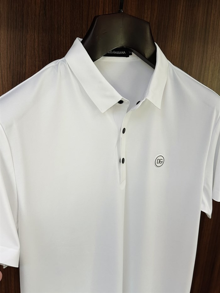 Slikon Gögüs Logolu Düğme Kapamalı Modal Yakalı T-Shirt