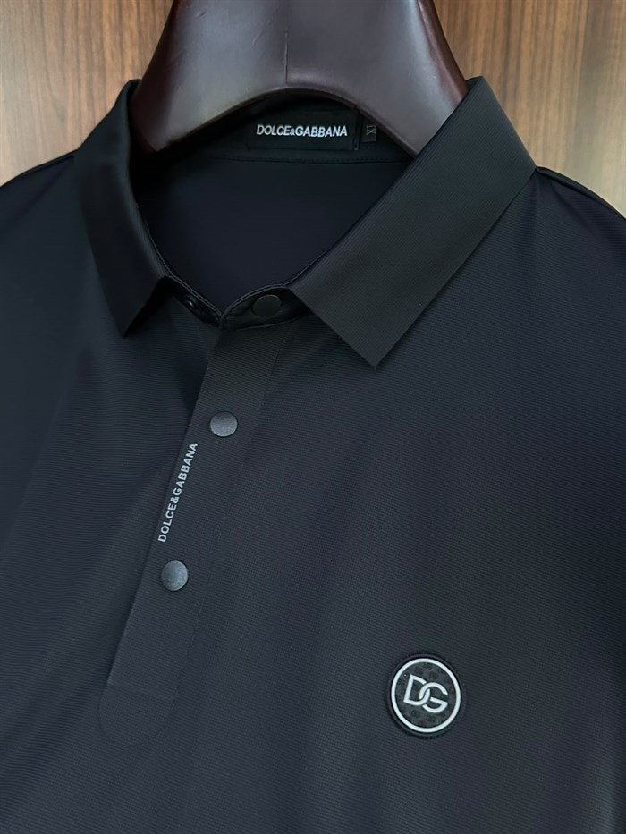 Slikon Gögüs Logolu Düğme Kapamalı Modal Yakalı T-Shirt