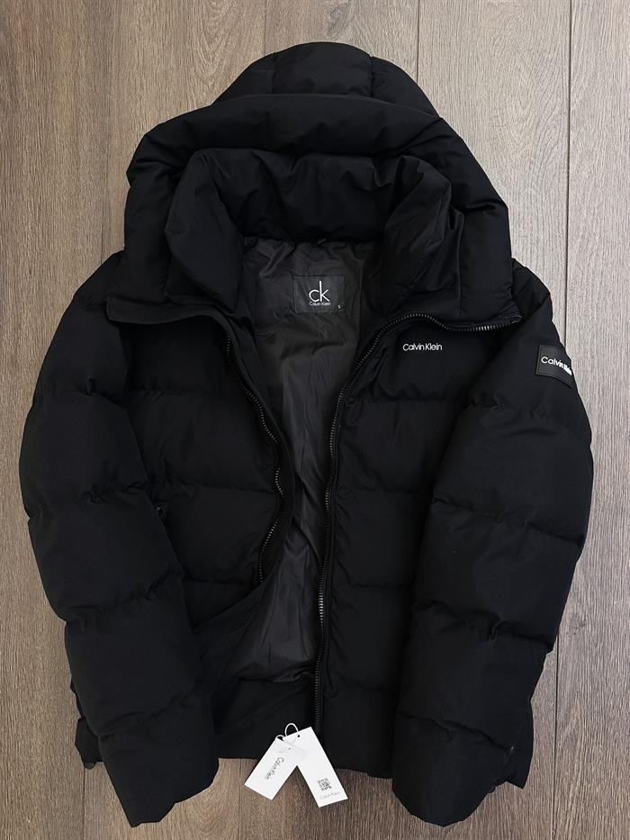 Göğüs ve Kolda Marka Logolu Puffer Mont