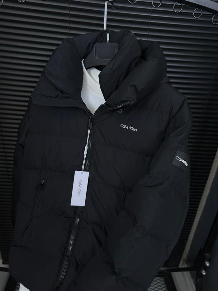 Göğüs ve Kolda Marka Logolu Puffer Mont