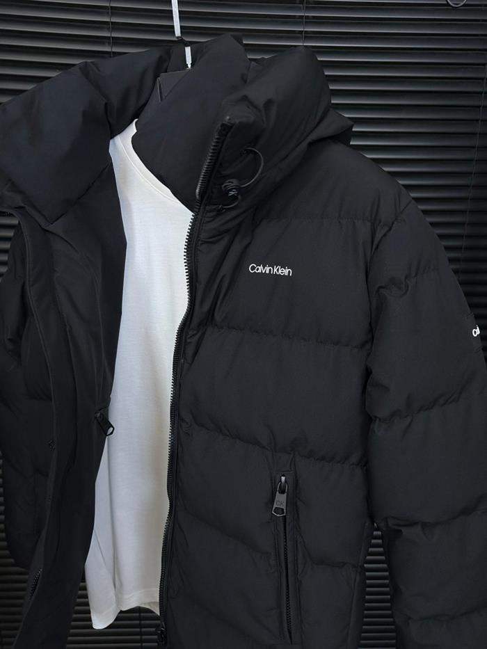 Göğüs ve Kolda Marka Logolu Puffer Mont