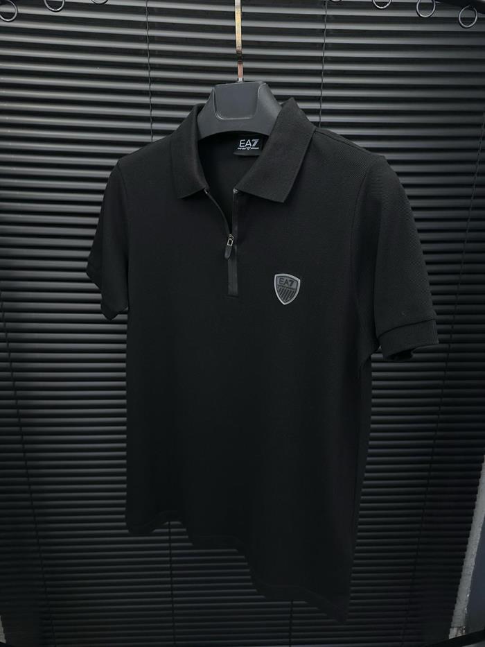 Fermuarlı Kabartma Logolu Yakalı T-Shirt