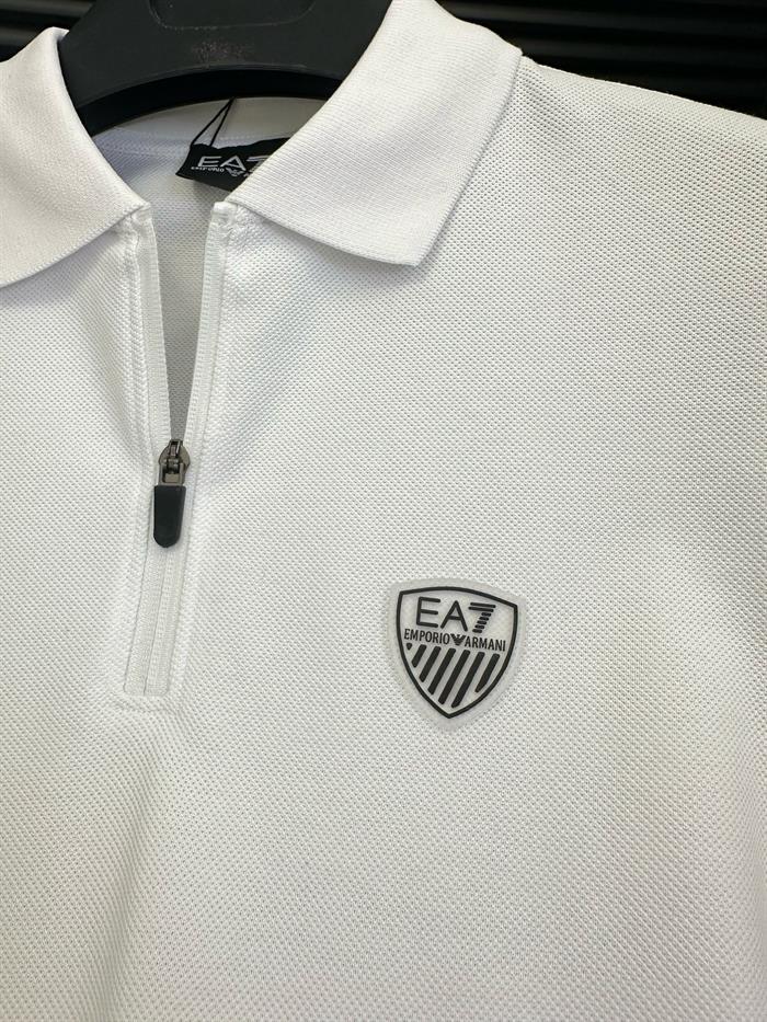 Fermuarlı Kabartma Logolu Yakalı T-Shirt