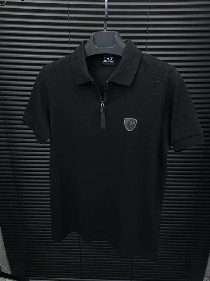 Fermuarlı Kabartma Logolu Yakalı T-Shirt