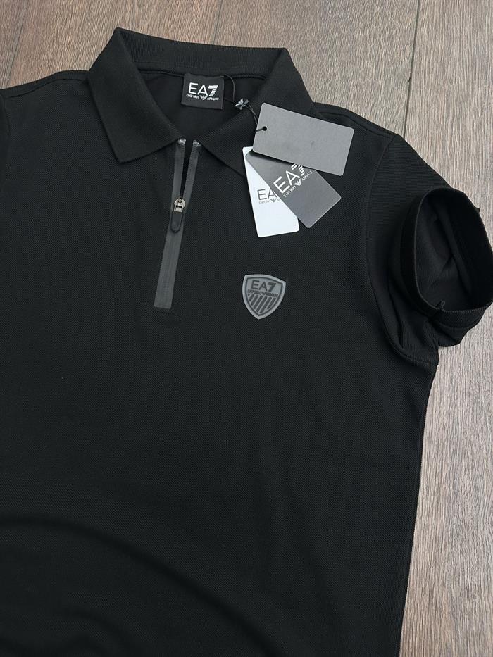 Fermuarlı Kabartma Logolu Yakalı T-Shirt