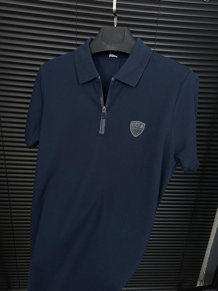 Fermuarlı Kabartma Logolu Yakalı T-Shirt