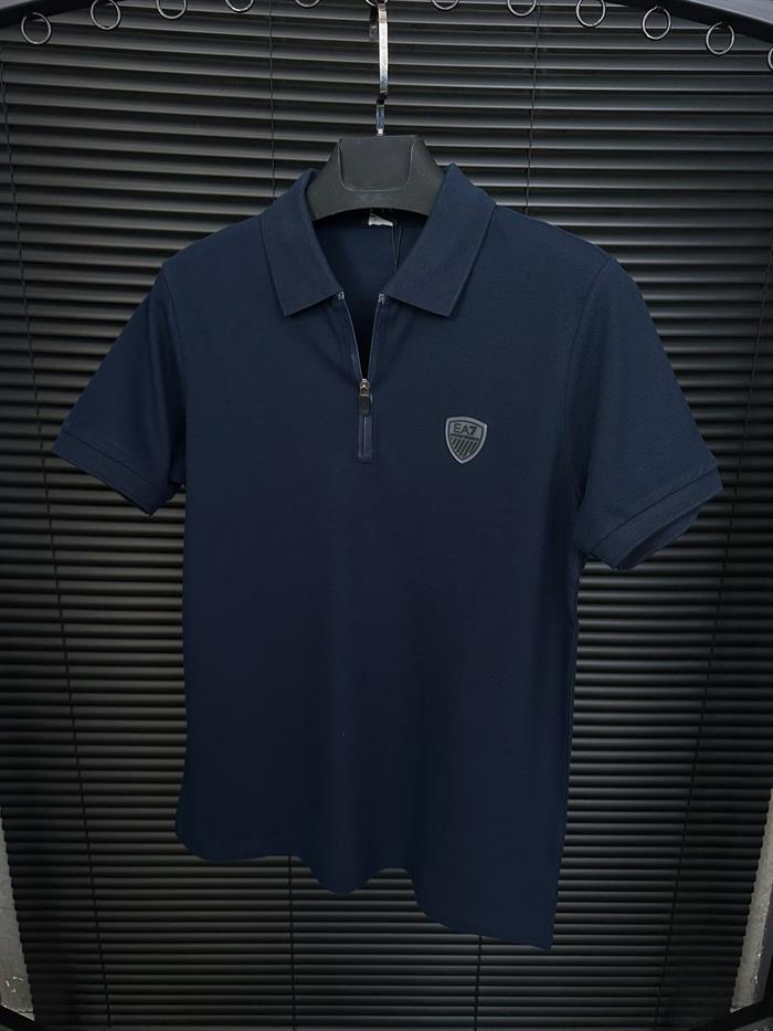 Fermuarlı Kabartma Logolu Yakalı T-Shirt